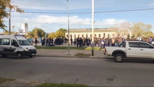 El colegio La Sagrada Familia fue evacuado de inmediato apenas se conoció la amenaza.