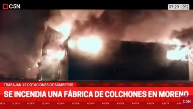 Feroz incendio en una fábrica de muebles en Moreno