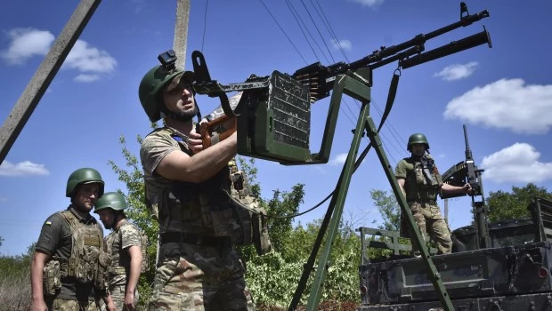 Los militares ucranianos de la unidad móvil de defensa aérea de la 141° Brigada de Infantería independiente de Ucrania preparan sus ametralladoras para una misión en la región de Zaporizhzhia, Ucrania. (16 de mayo de 2024)
