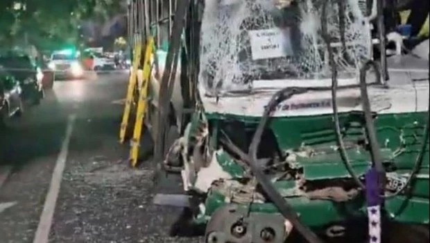 Chocaron dos colectivos en Chacarita: hay 17 heridos