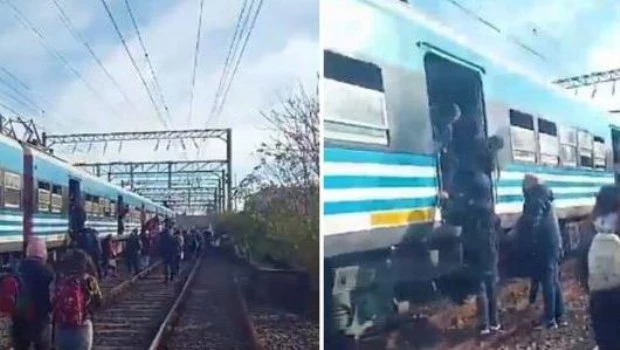 Pasajeros estuvieron varios minutos encerrados hasta que les permitieron descender y caminar por las vías.