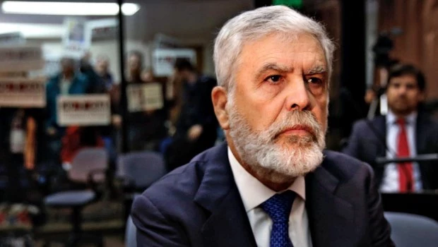 Confirman un embargo de 50 millones de pesos contra De Vido