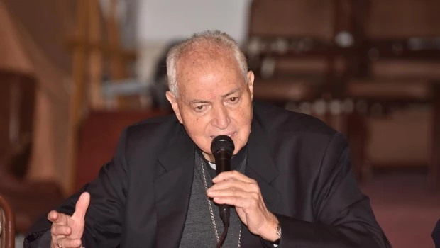 “El hombre, el ser humano, la persona, siempre es más que una máquina”, recordó el obispo Frassia. A la derecha, el padre Cervellin. A la izquierda, el autor de esta nota. Crédito: Gustavo Carabajal