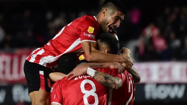 Estudiantes le ganó a Riestra en La Plata y es uno de los líderes