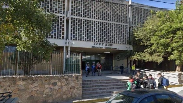 Un hombre atacó a trompadas a cinco estudiantes que habían discutido con su hija en la escuela