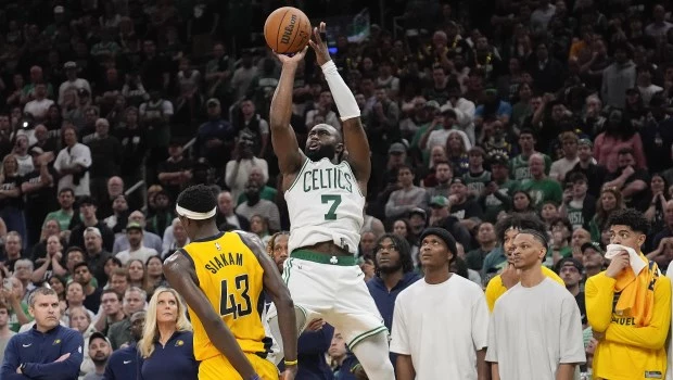 Jaylen Brown salta para tirar de tres puntos y darle el empate en 117 puntos a Boston.