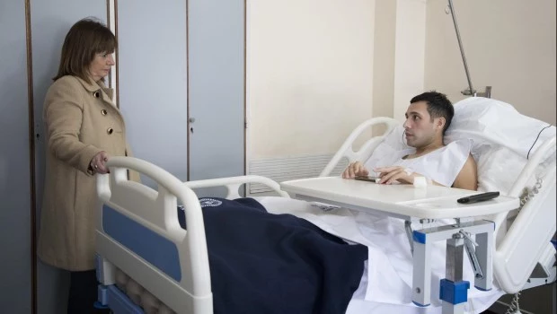 Bullrich visitó en el hospital al policía que fue baleado durante un robo en el Acceso Oeste