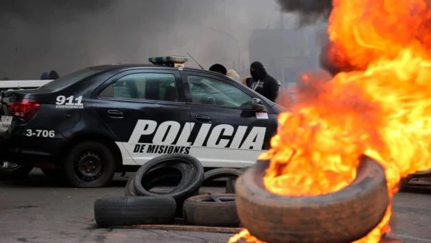 Siguen los reclamos salariales y el gobierno misionero amenaza con echar a los policías que protestan