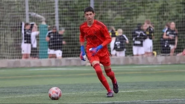 José Castelau de Roa, de 15 años, ataja en el Real Madrid y fue citado al Sub 17 argentino.