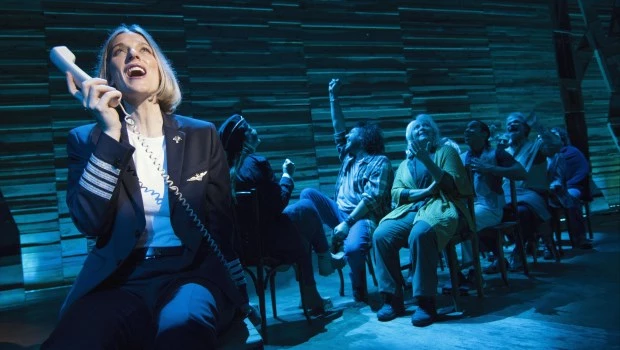 ‘Come From Away’ cuenta el modo en que los habitantes de un remoto pueblo canadiense se vieron conmovidos ante la llegada de miles de viajeros el 11S.