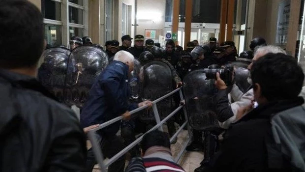 Escala el conflicto en Misiones: hubo fuertes incidentes frente a la casa del gobernador