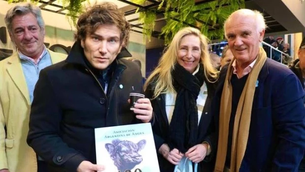 "Vamos a eliminar el Impuesto País y luego las retenciones para que el campo sea libre", anunció Milei en La Rural