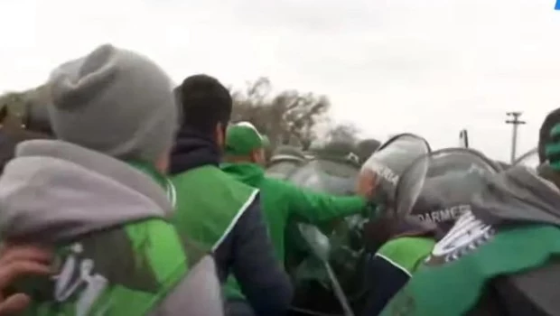 Hubo incidentes en Córdoba cuando la Gendarmería desalojó un bloqueo de ATE el acceso al aeropuerto