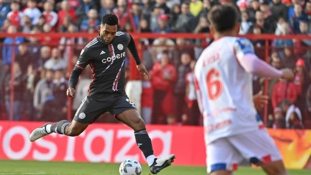River sufrió otro golpe: dura derrota ante Argentinos en La Paternal