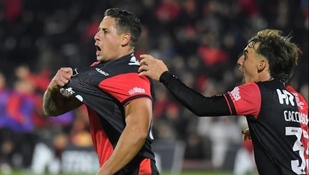 Newell's derrotó a Defensa y da pelea arriba