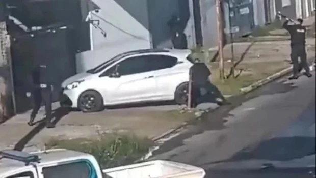 Detienen a un barrabrava de Los Andes que se tiroteó con 8 policías desde la terraza de su casa