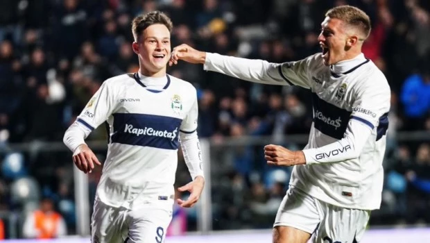 Gimnasia goleó a Banfield y sigue firme en la Liga