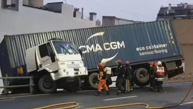Un camión quedó colgado de la Autopista 25 de Mayo: el conductor estaba alcoholizado