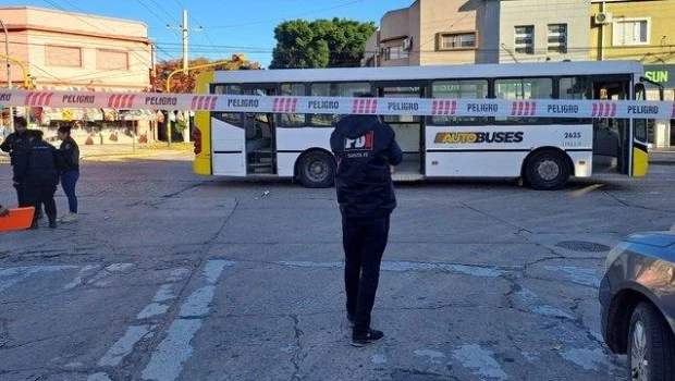 Un joven murió tras caer de un colectivo en movimiento