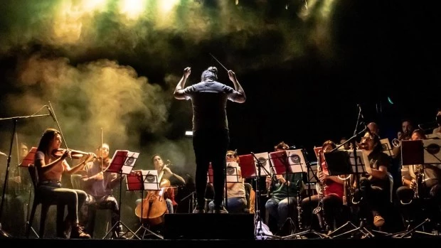 La orquesta contará con Adriana Rolla, Marian Lorena Vázquez, Esteban Zapata, Juan Carlos Brousset y Julia Zorrila como cantantes invitados.