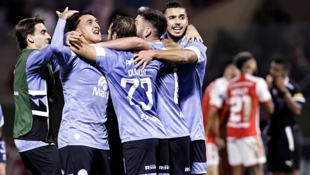 Belgrano logró un enorme triunfo en Brasil ante Inter y clasificó a los octavos de final de la Copa