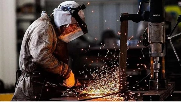 Una medición privada cifra en 14,9% el desplome de la industria en abril