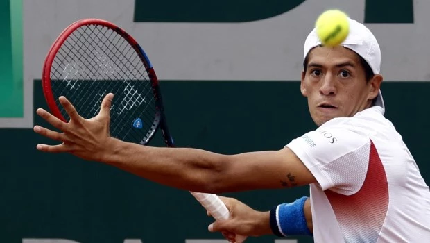 A Báez se le escapó una ventaja de dos sets y se despidió de Roland Garros