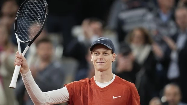 Sinner se instaló en la cuarta ronda de Roland Garros y Rublev perdió en sets corridos con el italiano Arnaldi