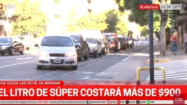 Largas colas en las estaciones de servicio por el aumento de los combustibles