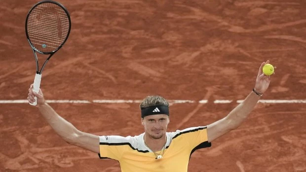Zverev estuvo contra las cuerdas pero se repusp y está en octavos de final en Roland Garros