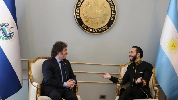 Milei participó de la investidura de Bukele y mantuvo gestos amistosos con el rey de España Felipe VI