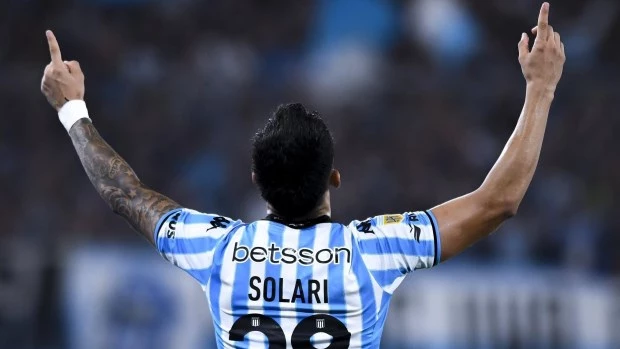 Racing le ganó a Riestra en la última jugada y es líder de la Liga