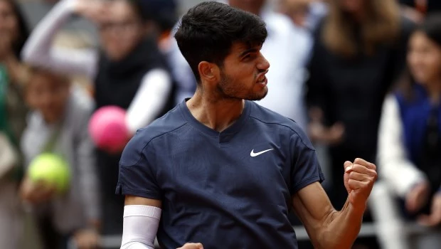 Alcaraz aplastó a Auger- Aliassime en Roland Garros