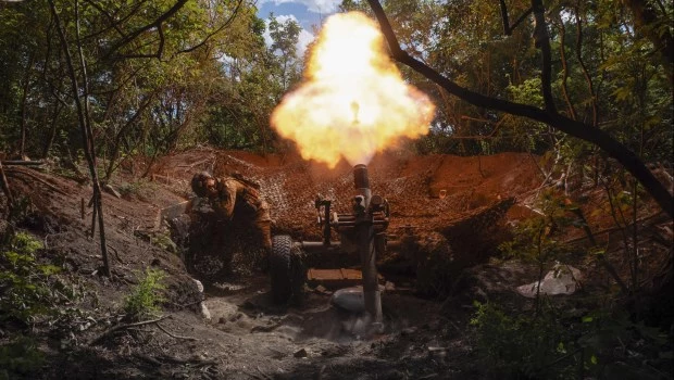 Los militares de la 93° Brigada Mecanizada de Ucrania disparan un mortero pesado francés MO-120-RT contra las fuerzas rusas en la línea del frente cerca de la ciudad de Bakhmut en la región ucraniana de Donetsk (22 de mayo de 2024).