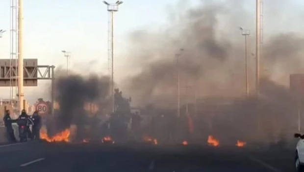 Caos de tránsito por un corte total en Puente La Noria por reclamo de cartoneros y recicladores