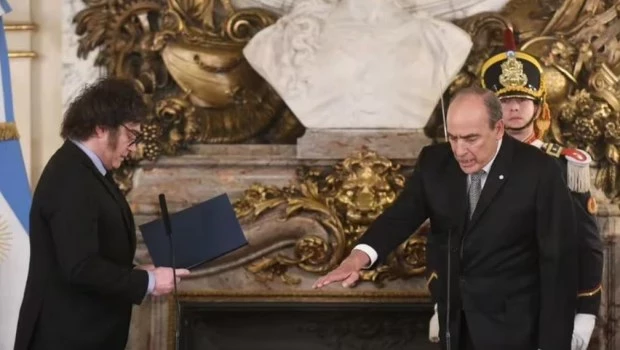 Milei le tomó juramento a Guillermo Francos como jefe de Gabinete