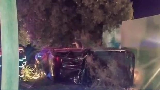 Un adolescente le robó el auto a su papá, chocó contra una casa y murió