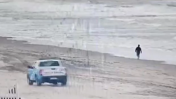 Villa Gesell: robó, lo persiguió la Policía y se metió al mar para escapar