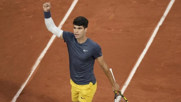 Alcaraz venció a Tsitsipas en sets corridos y es semifinalista en París