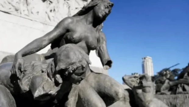 A varias figuras les cortaron los brazos, las manos o las piernas.