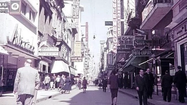 La Buenos Aires de 1950 asoma como telón de fondo de este clásico olvidado de la narrativa policial.
