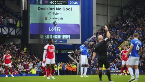 Los equipos de la Premier League inglesa votaron a favor de la continuidad del VAR