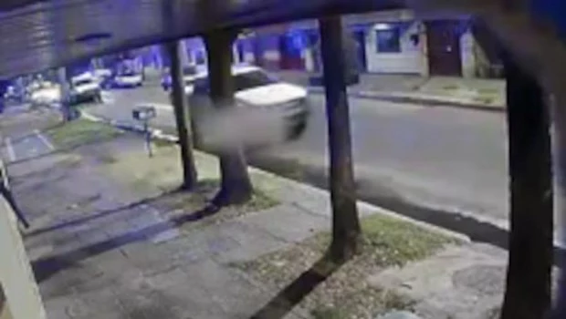 Los maleantes escabapan en una Amarok blanca que fue captada por cámaras de seguridad de la zona.