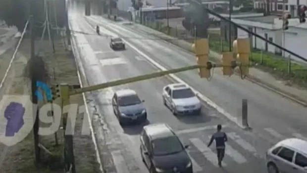 En la imagen se ve al agresor que camina con un cuchullo escondido entre sus ropas hacia el menor, cuya figura fue pixelada.