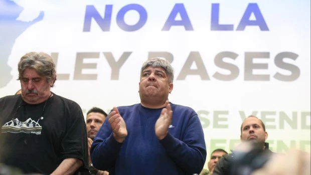 El secretario general de SMATA, Ricardo Pignanelli, y el secretario adjunto de Camioneros, Pablo Moyano.