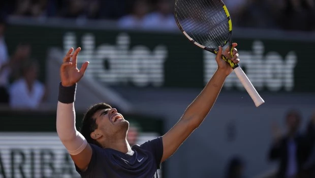 Alcaraz le ganó la batalla a Sinner y es finalista de Roland Garros