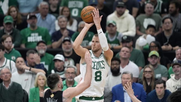 Los Celtics, a puro triple, arrancaron ganando la final ante Dallas