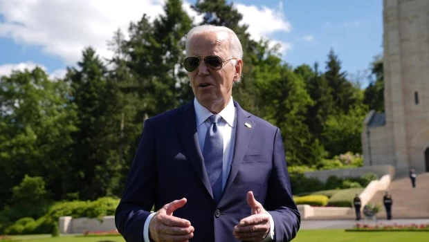 Biden termina su gira por Francia con una visita al cementerio de soldados de EE.UU.