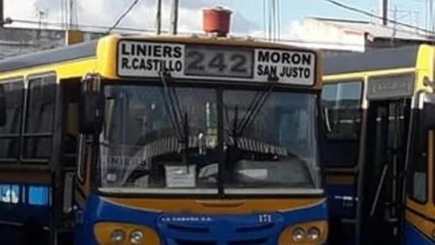 Un delincuente asaltó a pasajeros arriba de un colectivo en Rafael Castillo