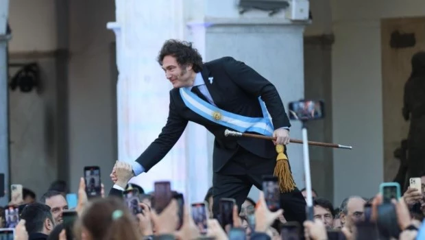 El presidente Javier Milei en contacto con su núcleo duro de seguidores en Córdoba, durante la celebración del 25 de mayo. “Creo que la sociedad argentina está dispuesta a revisar el rol del Estado en su vida”, señala el politólogo Julio Burdman.